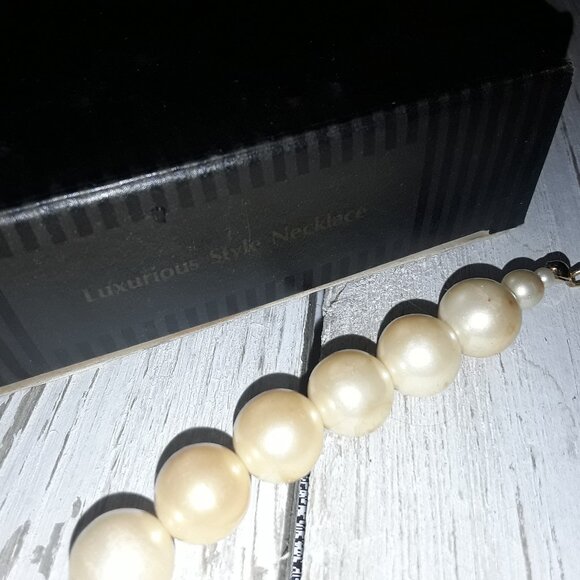 Avon Imitation Pearl Necklace 1990s - Picture 2 of 2